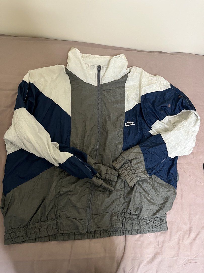 Vintage Nike Windbreaker Jacket （分類：外套及戶外衣服）位於 Hong Kong。 由 chunsy 提交（商品編號 1460669507，圖片 1）。簡介： Classic Nike windbreaker. Colour-blocked design with grey, navy, and white panels. Features the iconic Nike swoosh logo on the front and back. Elasticated cuffs and hem. Great for casual wear or sports. (( have stain on the left shoulder 4dot )) Size L Face trade Shau kei wan Mtr 。