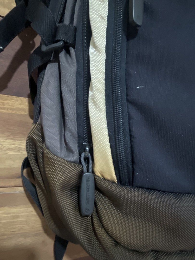 Vintage Samsonite Multi-Compartment Backpack Unisex (Category: Backpacks) located in Manila. Submitted by bunnyb00_ (Listing ID 1460642917, Image 3). Description: needs wash signs of use.