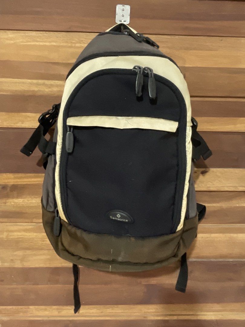 Vintage Samsonite Multi-Compartment Backpack Unisex (Category: Backpacks) located in Manila. Submitted by bunnyb00_ (Listing ID 1460642917, Image 1). Description: needs wash signs of use.