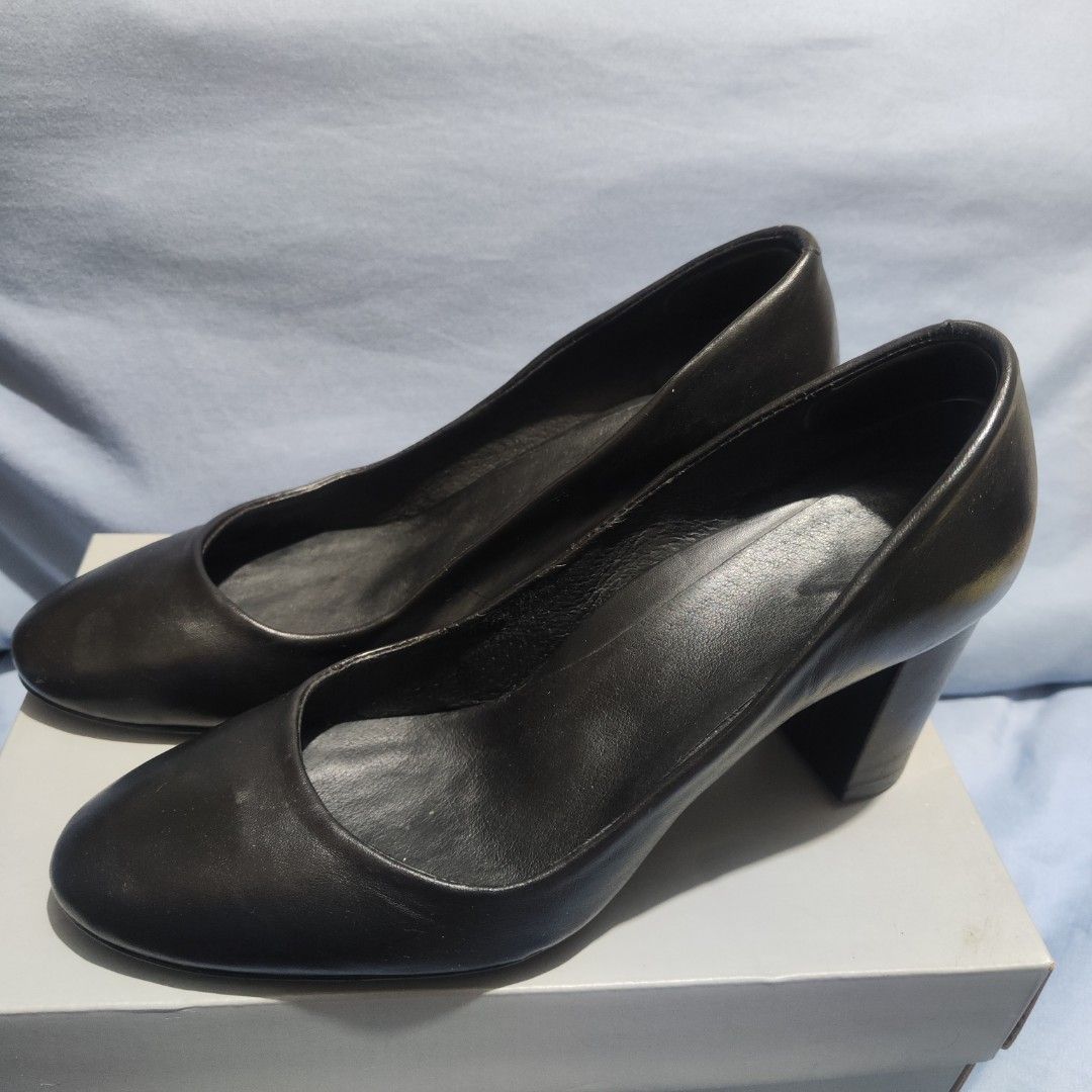 Vionic black heels US 8 / EU 39 / UK 6 (Category: Heels) located in Mandaluyong City. Submitted by thriftythirty (Listing ID 1460651540, Image 2). Description: Vionic Mariana heels 3-inch heels with arch support Also installed a heel gel sticker Very comfortable Outer: Genuine leather Inner lining and sole: Synthetic leather - though I had it upgraded to genuine leather already Size on box: US 8 / EU 39 / UK 6 Used only a few times (indoors) Boug