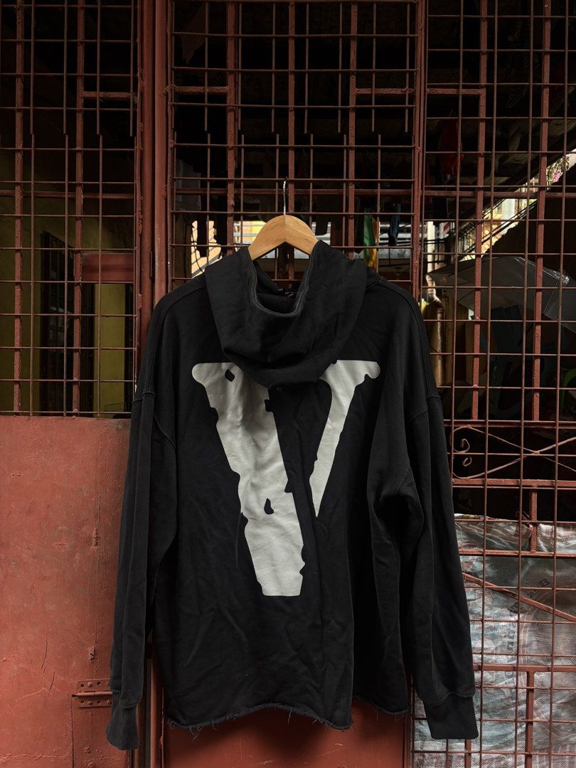 VLONE (Category: Coats, Jackets and Outerwear) located in Manila. Submitted by thriftkibs (Listing ID 1460653951, Image 2). Description: .