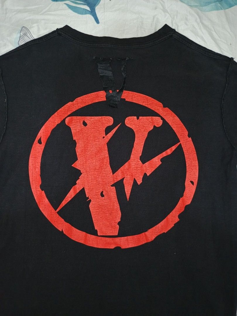 VLONE Reversible Black T-Shirt (Category: Tshirts & Polo Shirts ) located in Pamplona. Submitted by twicebutnice_03 (Listing ID 1460536076, Image 2). Description: Vlone reversible ‎Details: ‎Issue: print hair line's fade wash tag ‎Color rate: 8.9/10 ‎22by27 ‎💰300+sf.