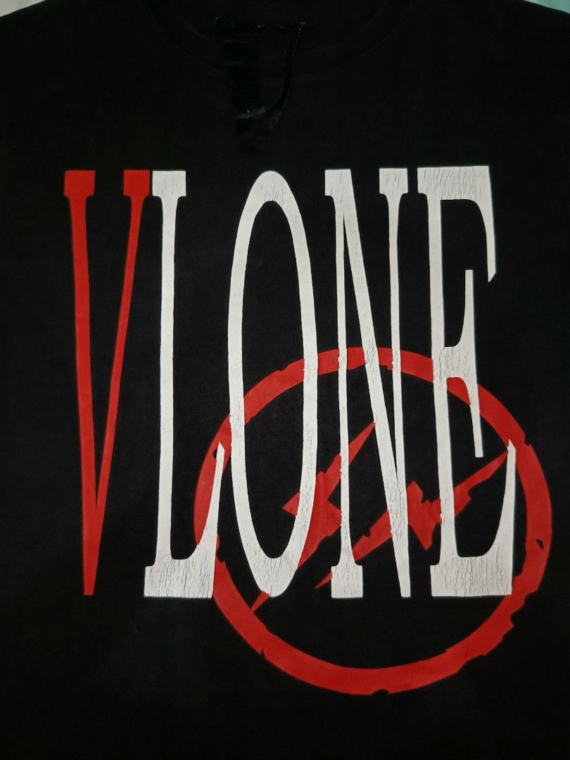 VLONE Reversible Black T-Shirt (Category: Tshirts & Polo Shirts ) located in Pamplona. Submitted by twicebutnice_03 (Listing ID 1460536076, Image 3). Description: Vlone reversible ‎Details: ‎Issue: print hair line's fade wash tag ‎Color rate: 8.9/10 ‎22by27 ‎💰300+sf.