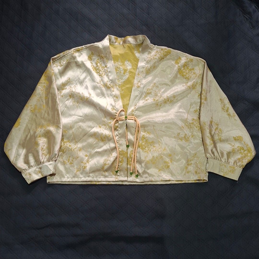 V-neck Chinese-style loose jacket light gold (Category: Coats, Jackets and Outerwear) located in Santa Maria. Submitted by xejdm.finds (Listing ID 1460645186, Image 1). Description: .