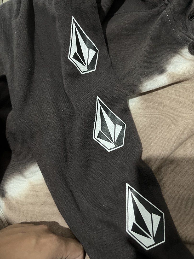 Volcom Pullover (Category: Coats, Jackets and Outerwear) located in Bulacan. Submitted by thriftblvd. (Listing ID 1460675985, Image 3). Description: .