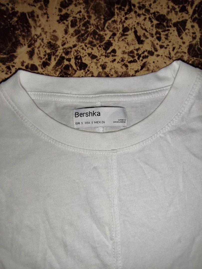 White Bershka Crew Neck Ruched Top (Category: Sleeveless) located in Manila. Submitted by chocobutternut_ (Listing ID 1460587460, Image 2). Description: .