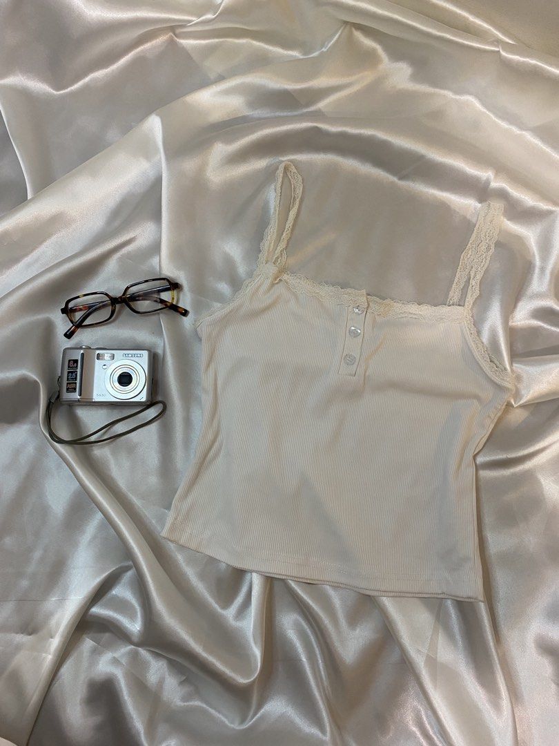 white lace top (Category: Sleeveless) located in Valenzuela. Submitted by nixies.apparel (Listing ID 1460692033, Image 1). Description: ₱139 | small - medium 🪩.