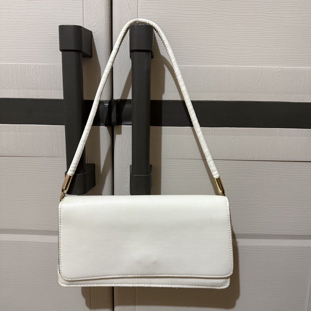White Shoulder Bag (Category: Shoulder Bags) located in Manila. Submitted by ultsaida (Listing ID 1460709418, Image 1). Description: White shoulder bag – Two compartments inside – Perfect for everyday bag MOD: J&T / LBC (Buyer's preference | buyer will shoulder the shipping fee) MOP: Gcash, Maribank, or BDO Loc: Bataan.