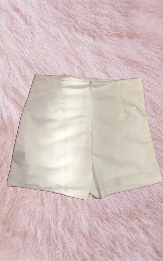 White Skort (Category: Skirts) located in Caloocan City. Submitted by heaven.ly (Listing ID 1460554039, Image 2). Description: Brand: Bought on Black App (TT) Color: White (color may vary due to lighting) Size: XS-S (may zipper sa likod) 🏷️ Price: 129 Never been used.