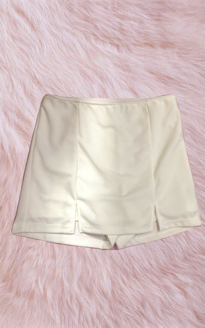 White Skort (Category: Skirts) located in Caloocan City. Submitted by heaven.ly (Listing ID 1460554039, Image 1). Description: Brand: Bought on Black App (TT) Color: White (color may vary due to lighting) Size: XS-S (may zipper sa likod) 🏷️ Price: 129 Never been used.