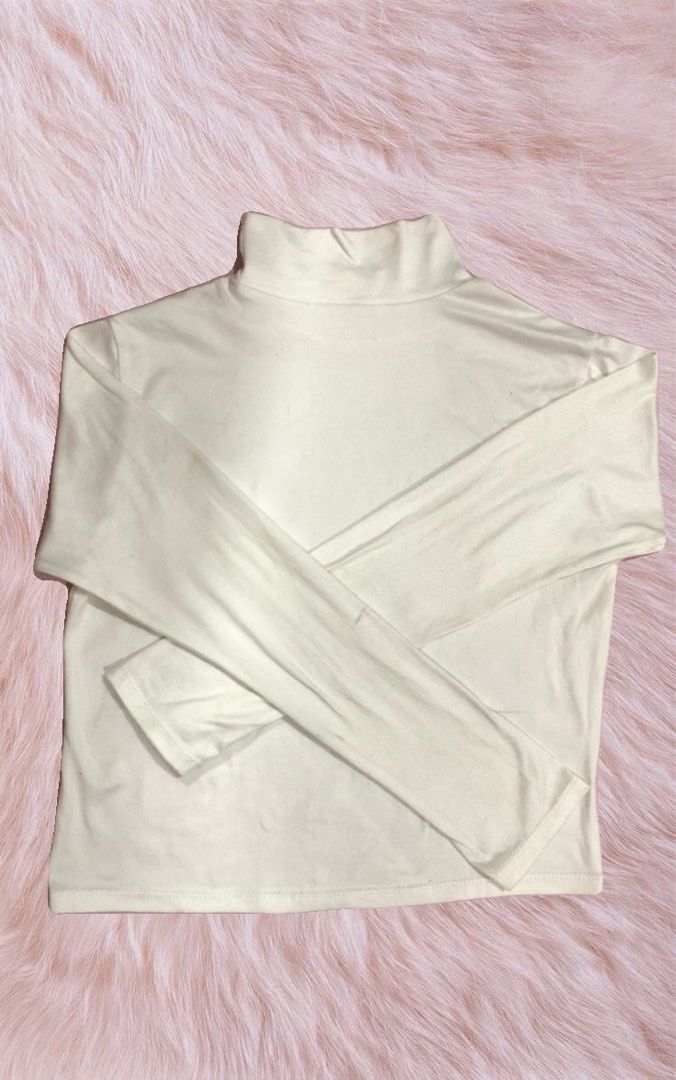 White Turtleneck Long Sleeve Shirt Double Lining (Category: Longsleeves) located in Caloocan City. Submitted by heaven.ly (Listing ID 1460561670, Image 1). Description: Brand: Bought on Black App (TT) Color: White (color may vary due to lighting) Size: S-M 🏷️ Price: 150 Good as new Nakatambak lang so need labhan bago gamitin<3.