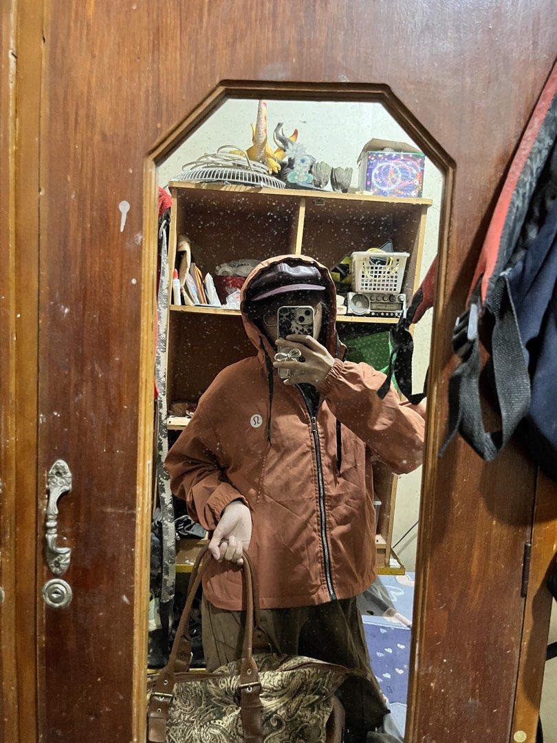 Windbreaker Lululemon (Category: Coats, Jackets and Outerwear) located in Manila. Submitted by iced_kohi (Listing ID 1460636959, Image 1). Description: Brand new condition Once lang nagamit Size Medium.