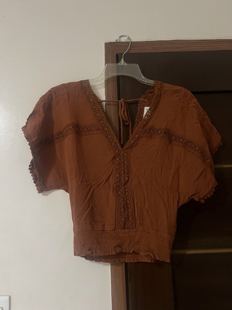 Women's tops (Category: Sleeveless) located in Marikina City. Submitted by lesliesomigao (Listing ID 1460605620, Image 2). Description: •Purchased in 🇺🇸 •Used once RFS: Decluttering .