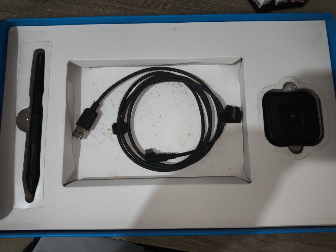 XP-PEN Deco 01 V2 Drawing Tablet (Category: Other Accessories) located in Santo Domingo. Submitted by adrianooo.sells (Listing ID 1460593227, Image 3). Description: 🎨 XP-PEN Deco 01 V2 Drawing Tablet Selling my XP-PEN Deco 01 V2, perfect for digital artists, students, designers, and beginners. ✨ Features: - 10 × 6.25-inch working area - 8,192 levels of pressure sensitivity - Battery-free stylus - 60° tilt support - 8 customizable shortcut keys -