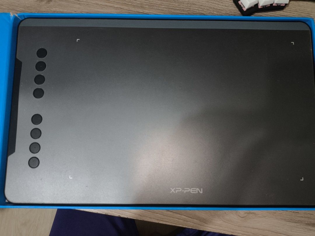 XP-PEN Deco 01 V2 Drawing Tablet (Category: Other Accessories) located in Santo Domingo. Submitted by adrianooo.sells (Listing ID 1460593227, Image 2). Description: 🎨 XP-PEN Deco 01 V2 Drawing Tablet Selling my XP-PEN Deco 01 V2, perfect for digital artists, students, designers, and beginners. ✨ Features: - 10 × 6.25-inch working area - 8,192 levels of pressure sensitivity - Battery-free stylus - 60° tilt support - 8 customizable shortcut keys -