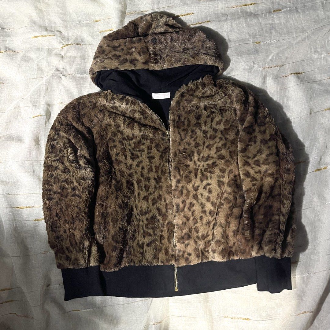 Y2k leopard fur jacket (Category: Coats, Jackets and Outerwear) located in Makati City. Submitted by th3spiceofvalentines (Listing ID 1460639084, Image 1). Description: .
