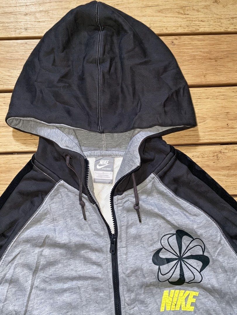 Y2k Nike Zip Up Hoodie (Category: Coats, Jackets and Outerwear) located in Manila. Submitted by tygaangub1096 (Listing ID 1460655624, Image 2). Description: - Excellent condition - Color rate 9.5/10 - Need wash 🧼 - Medium on tag - 21 width 27 length - Add shipping fee .