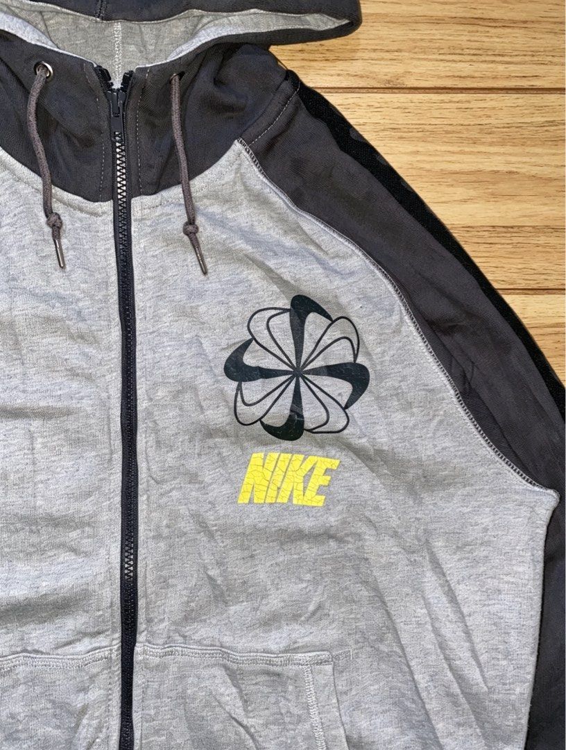Y2k Nike Zip Up Hoodie (Category: Coats, Jackets and Outerwear) located in Manila. Submitted by tygaangub1096 (Listing ID 1460655624, Image 3). Description: - Excellent condition - Color rate 9.5/10 - Need wash 🧼 - Medium on tag - 21 width 27 length - Add shipping fee .