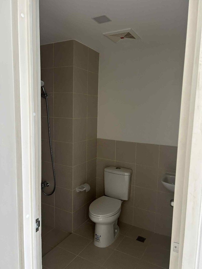 Zadia Condo for rent (Category: Apartments & Condos) located in Santa Rosa. Submitted by mhonznards (Listing ID 1460613902, Image 2). Description: 📍Location: Zadia Greenfield City, Sta. Rosa, Laguna Near: • Paseo de Sta. Rosa • Nuvali • Soon to open SM Nuvali • De Lasalle Laguna Unit details: • Studio type with balcony (24.9sqm) • Bare type unit • Pet friendly • No parking included Rental fee: • P15,000 monthly • Association dues inclusive • Min