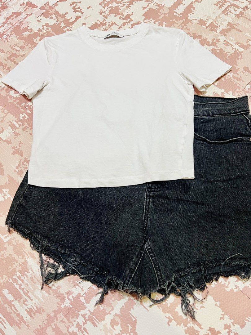 ZARA Basic White Crew Neck T-Shirt Size M (Category: Shirts) located in Quezon City. Submitted by prettydollph (Listing ID 1460536507, Image 3). Description: - Classic white t-shirt from ZARA - Simple crew neck design - Short sleeves - Ideal for everyday wear - Versatile and easy to pair with any outfit.