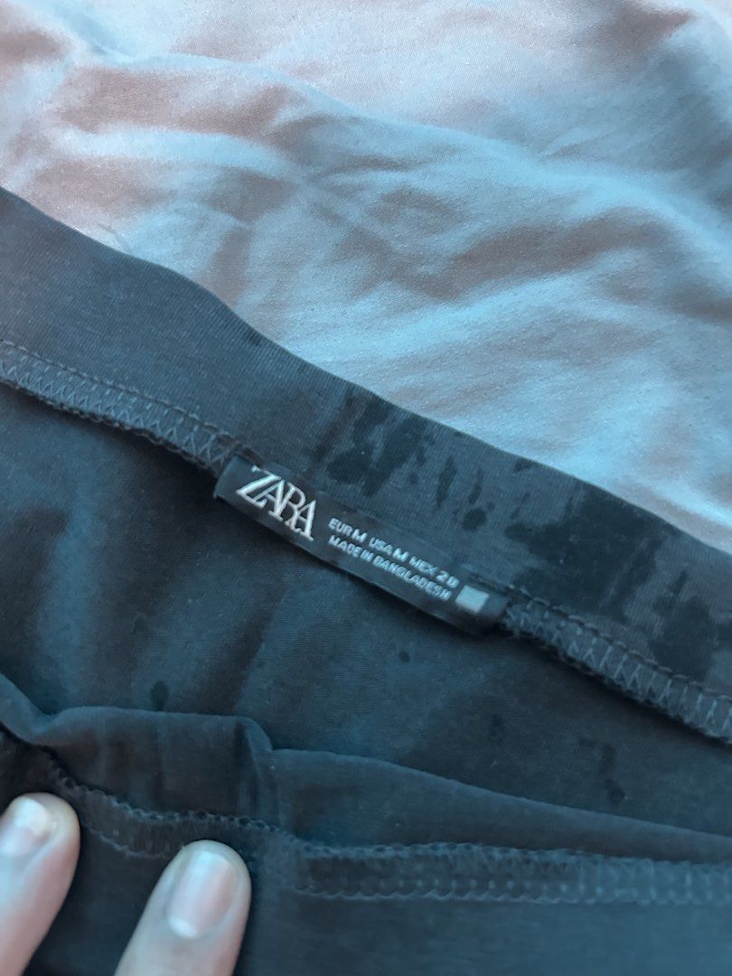 Zara Black Midi Skirt (Category: Skirts) located in Taguig. Submitted by risstless_shop (Listing ID 1460607572, Image 2). Description: - Zara black midi skirt - Stretchy material for a comfortable fit - Perfect for everyday wear - Versatile and easy to pair with various tops - Shows some signs of wear (please check photos for details).