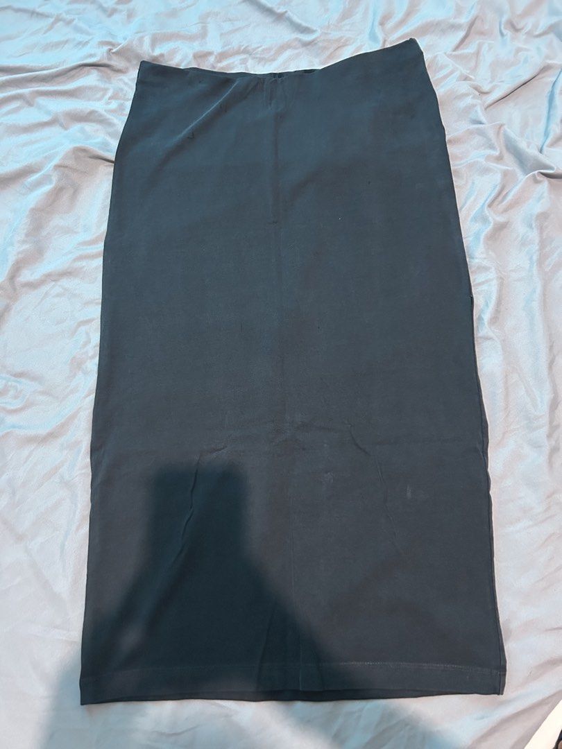 Zara Black Midi Skirt (Category: Skirts) located in Taguig. Submitted by risstless_shop (Listing ID 1460607572, Image 1). Description: - Zara black midi skirt - Stretchy material for a comfortable fit - Perfect for everyday wear - Versatile and easy to pair with various tops - Shows some signs of wear (please check photos for details).