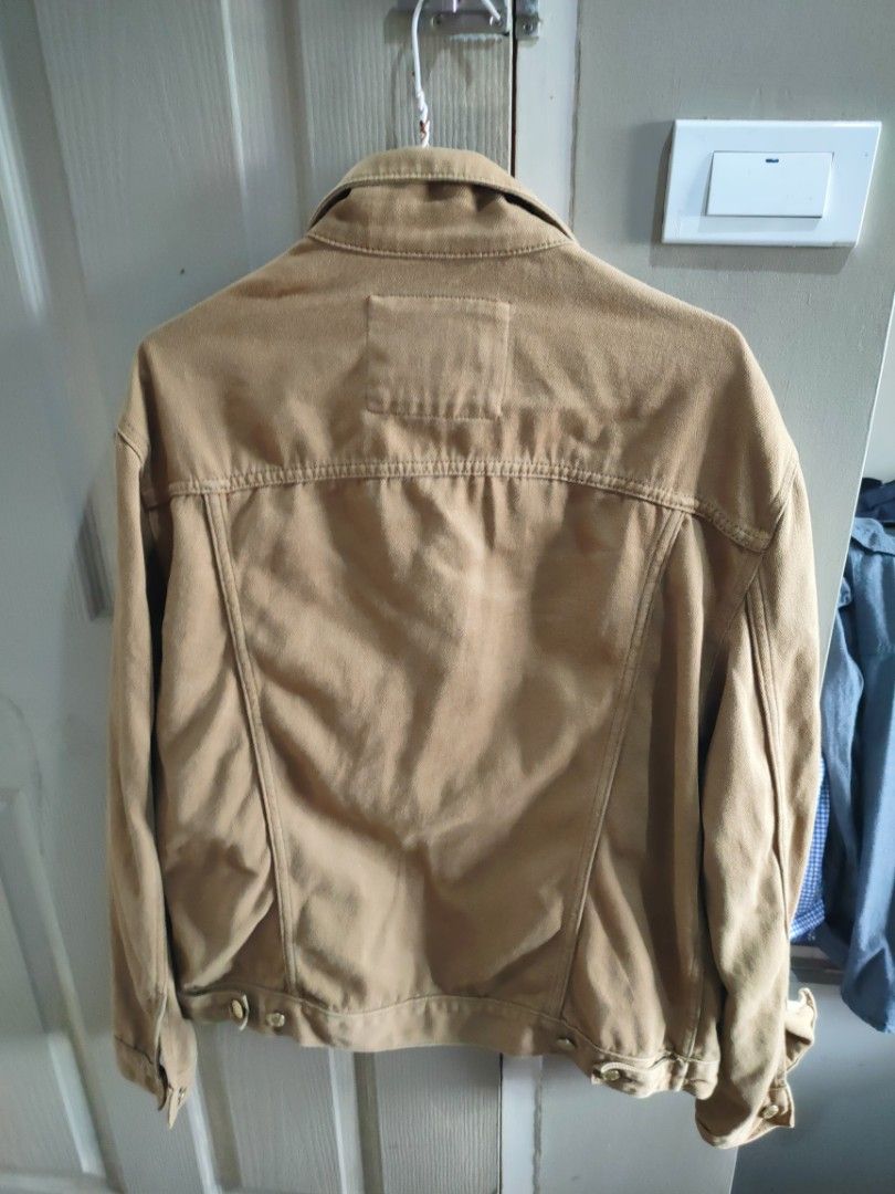 ZARA Brown Denim Jacket (Category: Coats, Jackets and Outerwear) located in Manila. Submitted by robertjust66965 (Listing ID 1460514761, Image 2). Description: - Classic brown denim jacket from ZARA - Button-up front - Two chest pockets - Two side pockets - Estimated size: Medium (M) - Ideal for layering - Versatile wardrobe staple.