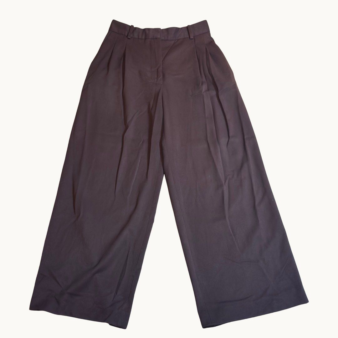 ZARA chocolate brown pleated trousers (Category: Other Bottoms) located in Taguig. Submitted by gofundmeow (Listing ID 1460695277, Image 1). Description: RFS: I only wear black-and-white now Please note this pants’ length has been altered for my 4’11 height— refer to estimated length in the photo..