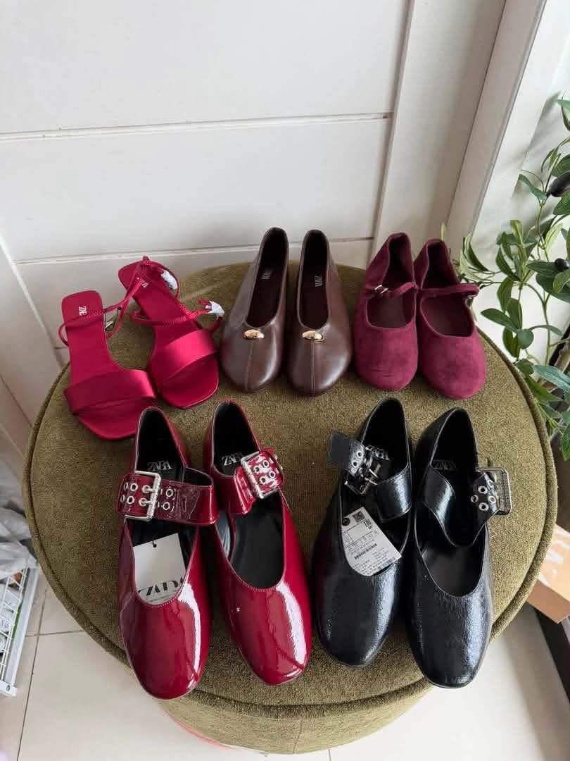 ZARA FLATS/SANDALS (Category: Flats & Sandals) located in Davao. Submitted by bybeverly (Listing ID 1460537946, Image 2). Description: ZARA FLATS/SANDALS 🎀 • With box and paper bag • Size 36-40 available.