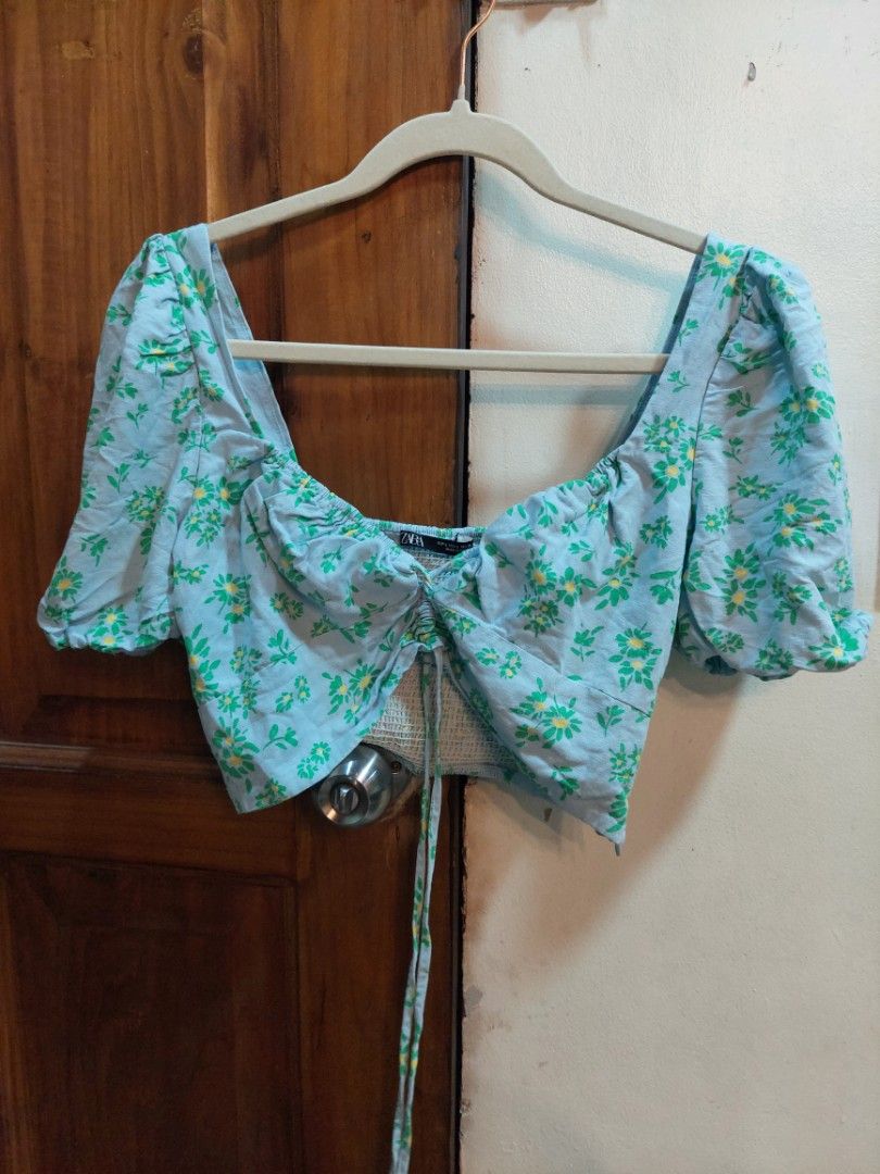 ZARA FLORAL CROPPED TOP (Category: Others Tops) located in San Pedro. Submitted by cyanide.slug.cat (Listing ID 1460621648, Image 3). Description: m-l 34-38" bust.