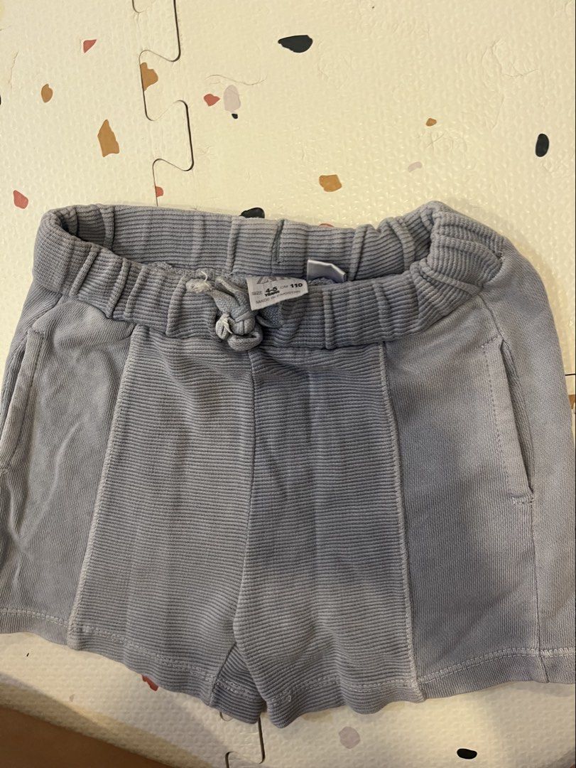 Zara kids Grey Ribbed Shorts (Category: Babies & Kids Fashion) located in Las Pinas. Submitted by preloved_mum (Listing ID 1460562190, Image 1). Description: - size: 4-5 - Grey shorts with a stylish ribbed texture. - Comfortable elastic waistband with an adjustable drawstring. - Convenient side pockets for your essentials. - Perfect for a relaxed, casual look and everyday comfort..