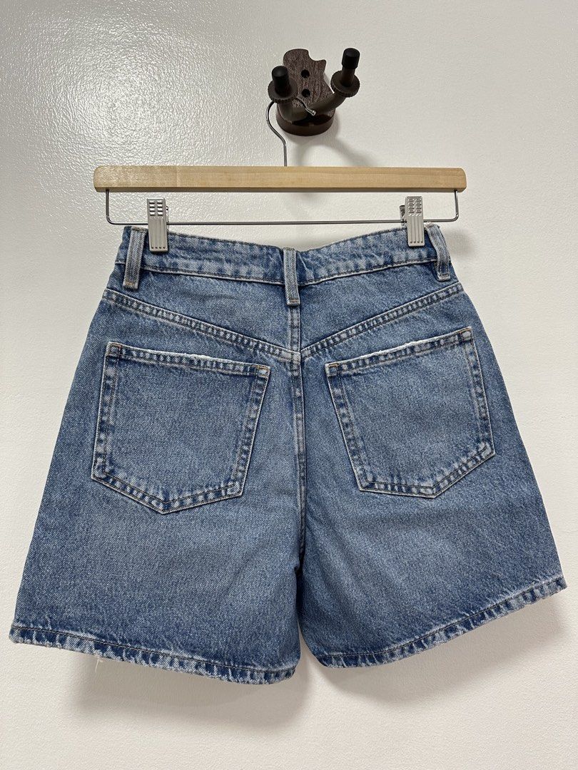 Zara Medium-Wash Mid-Thigh Denim Shorts (Category: Shorts) located in Paranaque City. Submitted by kokoclosets (Listing ID 1460685288, Image 2). Description: Still good as new! RFS: too small for me now.