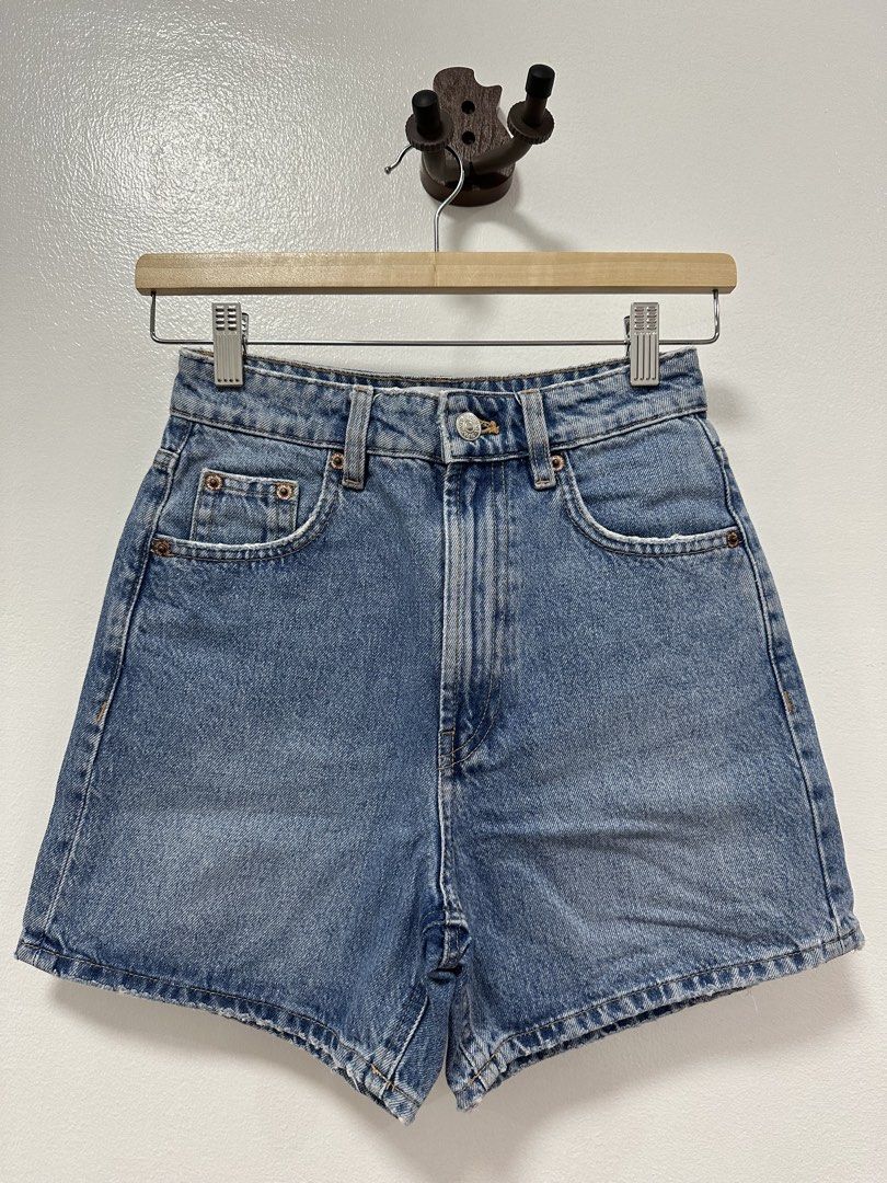 Zara Medium-Wash Mid-Thigh Denim Shorts (Category: Shorts) located in Paranaque City. Submitted by kokoclosets (Listing ID 1460685288, Image 1). Description: Still good as new! RFS: too small for me now.
