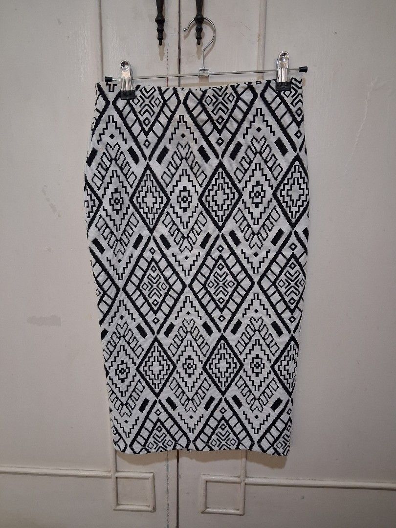 Zara Pencil Skirt (Category: Other Bottoms) located in Santa Maria. Submitted by bax19 (Listing ID 1460583451, Image 1). Description: - Zara Trousers from Fall/Winter Collection - Stylish black and white geometric pattern - Made in Turkey - Size: EUR/USA S M/L 28 - Comfortable fit.