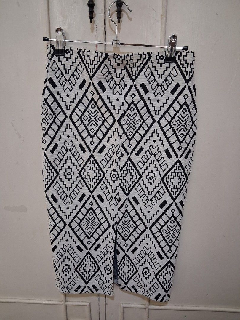 Zara Pencil Skirt (Category: Other Bottoms) located in Santa Maria. Submitted by bax19 (Listing ID 1460583451, Image 2). Description: - Zara Trousers from Fall/Winter Collection - Stylish black and white geometric pattern - Made in Turkey - Size: EUR/USA S M/L 28 - Comfortable fit.