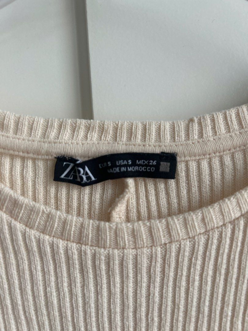 Zara Ribbed Cropped Tank Top with Crochet Trim （分類：背心）位於 Hong Kong。 由 hmkwok 提交（商品編號 1460613298，圖片 2）。簡介： Cream ribbed cropped tank top from Zara. Sleeveless design with a round neckline. Features a beautiful crochet trim along the hem. Looks great paired with high-waisted bottoms. Made in Morocco. Size S.。