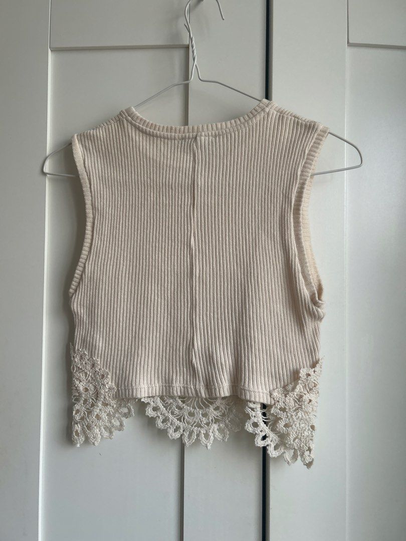 Zara Ribbed Cropped Tank Top with Crochet Trim （分類：背心）位於 Hong Kong。 由 hmkwok 提交（商品編號 1460613298，圖片 3）。簡介： Cream ribbed cropped tank top from Zara. Sleeveless design with a round neckline. Features a beautiful crochet trim along the hem. Looks great paired with high-waisted bottoms. Made in Morocco. Size S.。