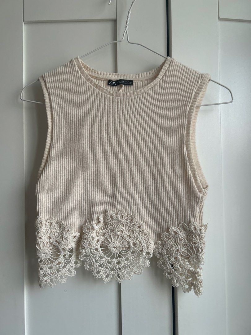 Zara Ribbed Cropped Tank Top with Crochet Trim （分類：背心）位於 Hong Kong。 由 hmkwok 提交（商品編號 1460613298，圖片 1）。簡介： Cream ribbed cropped tank top from Zara. Sleeveless design with a round neckline. Features a beautiful crochet trim along the hem. Looks great paired with high-waisted bottoms. Made in Morocco. Size S.。