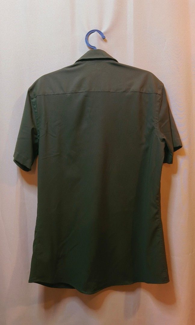 ZARA slim fit, high stretch mens (Category: Formal Shirts) located in Baguio. Submitted by esselingri00355 (Listing ID 1460637387, Image 2). Description: 450 only+sf 10/10 color rate (dark green) gcash payment j&t washed, ready to wear with minor issue,check photo.