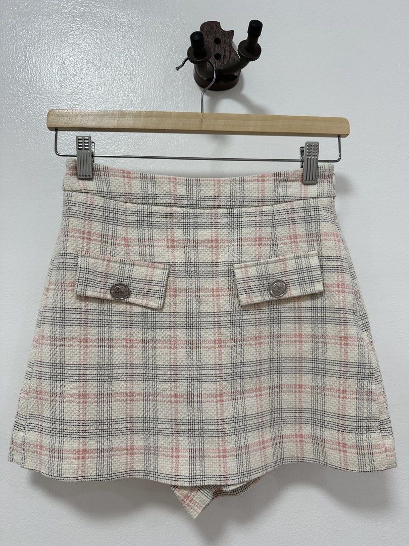 Zara Textured Plaid Skort (Category: Shorts) located in Paranaque City. Submitted by kokoclosets (Listing ID 1460687413, Image 1). Description: .