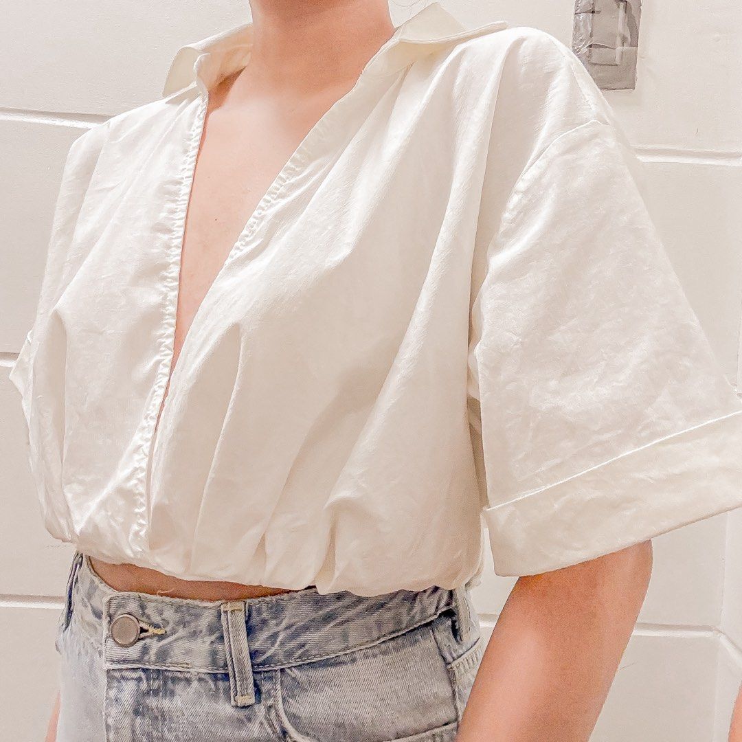 ZARA White Cropped Collared Shirt (Category: Shirts) located in Manila. Submitted by jemmmandes (Listing ID 1460554830, Image 2). Description: - ZARA White Cropped Shirt - Size: Medium (M) - Deep V-neckline - Never been used.