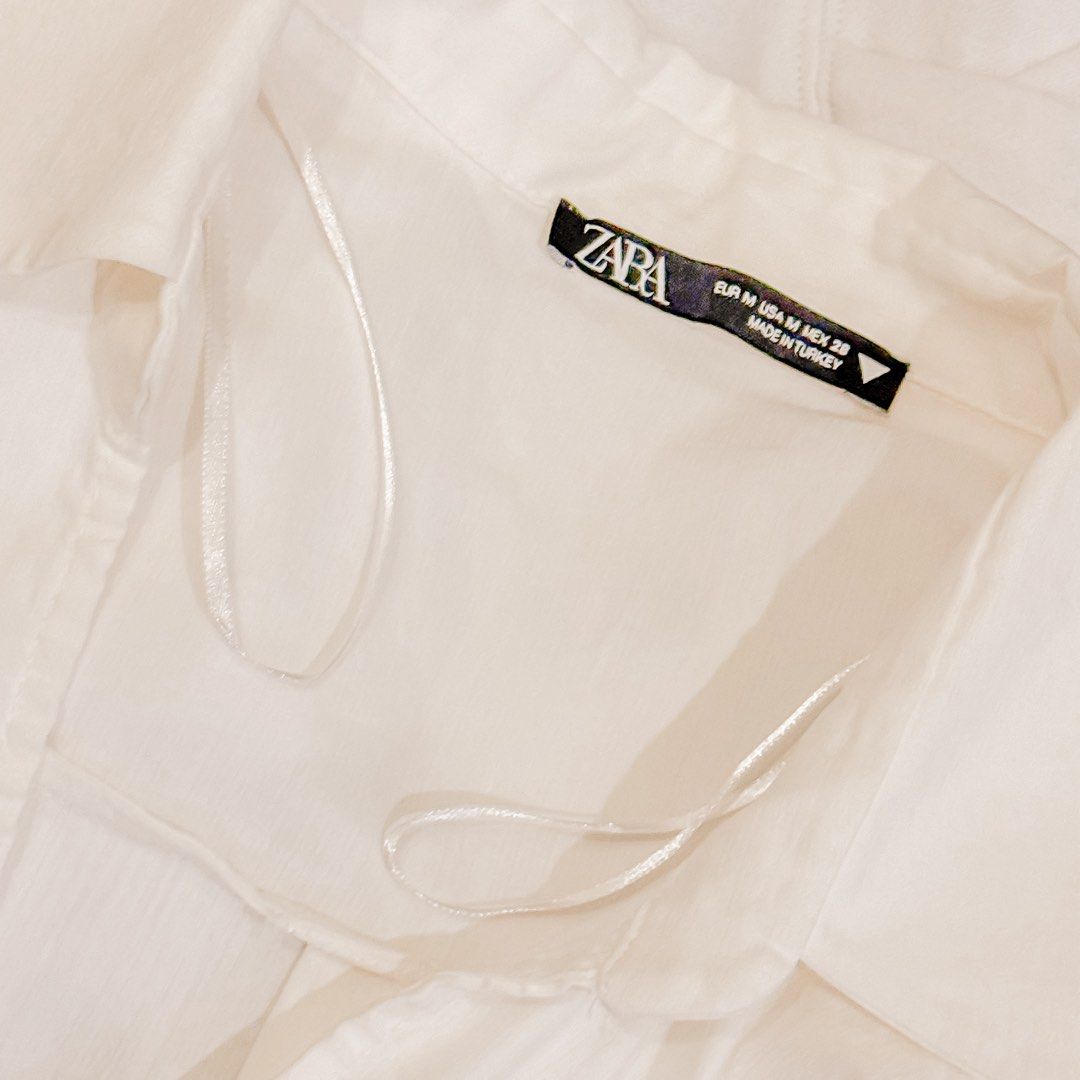 ZARA White Cropped Collared Shirt (Category: Shirts) located in Manila. Submitted by jemmmandes (Listing ID 1460554830, Image 3). Description: - ZARA White Cropped Shirt - Size: Medium (M) - Deep V-neckline - Never been used.