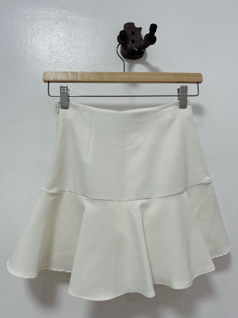 Zara White Flare Bow Skirt (Category: Skirts) located in Paranaque City. Submitted by kokoclosets (Listing ID 1460688703, Image 2). Description: Never used!.