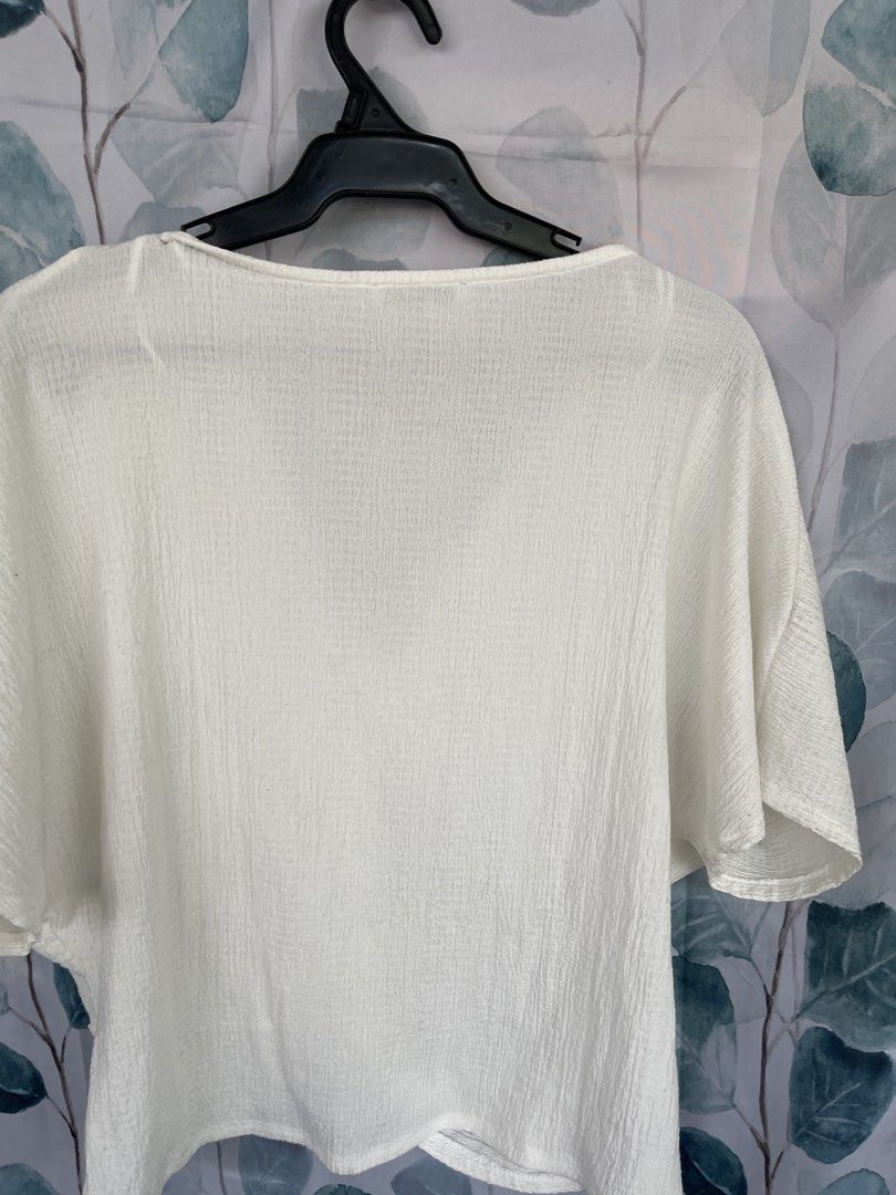 ZARA White Textured Twist Front V-Neck Top (Category: Blouses) located in Mandaluyong City. Submitted by coolmeybab (Listing ID 1460533865, Image 2). Description: - White Zara top - Textured fabric - Flattering V-neckline - Unique twisted knot detail at the front - Relaxed dolman sleeves - Versatile for dressing up or down - Easy to pair with jeans or skirts.