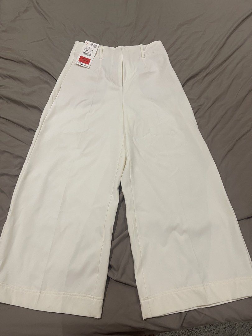 Zara Wide Leg Culottes (Category: Other Bottoms) located in Mandaluyong City. Submitted by theeast.ph (Listing ID 1460663403, Image 1). Description: - Brand: Zara - Color: Off White - Style: Wide leg culottes - Size: S - Condition: Brand new with tags attached - Selling Price: 1695 PHP - RFS: Wrong size.