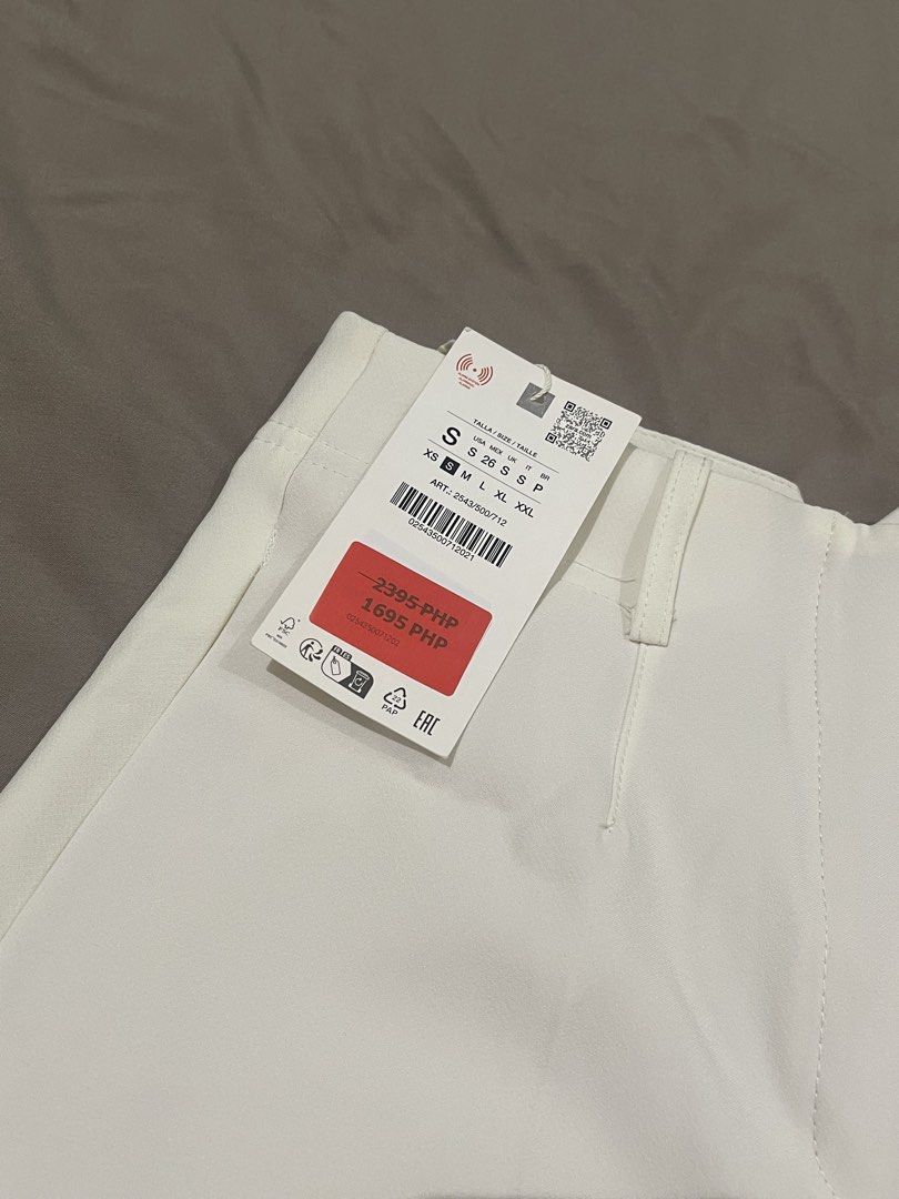 Zara Wide Leg Culottes (Category: Other Bottoms) located in Mandaluyong City. Submitted by theeast.ph (Listing ID 1460663403, Image 3). Description: - Brand: Zara - Color: Off White - Style: Wide leg culottes - Size: S - Condition: Brand new with tags attached - Selling Price: 1695 PHP - RFS: Wrong size.