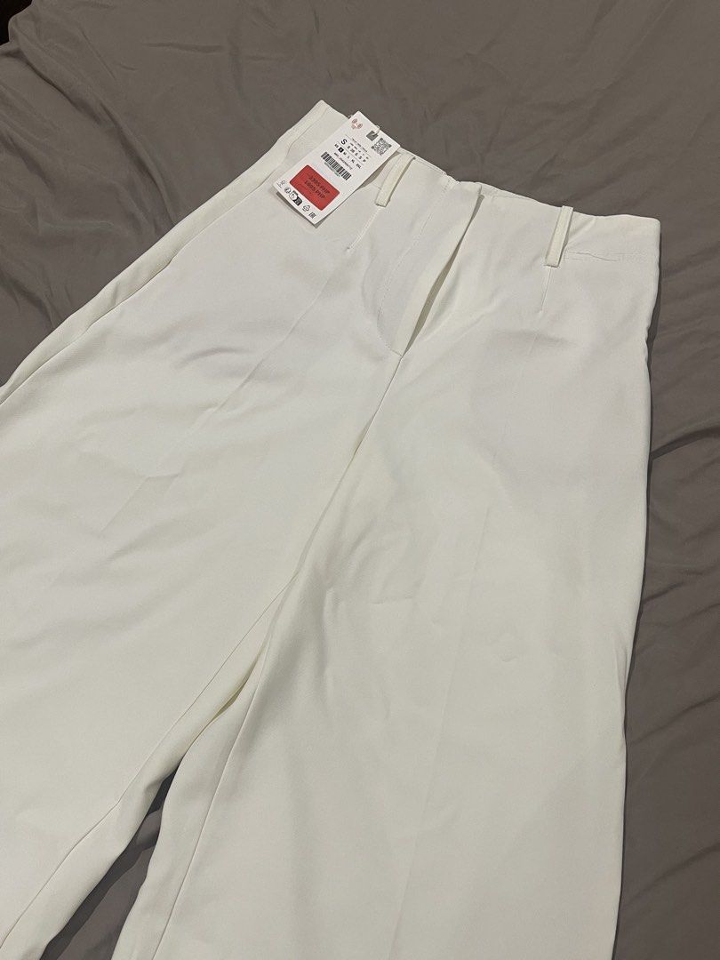 Zara Wide Leg Culottes (Category: Other Bottoms) located in Mandaluyong City. Submitted by theeast.ph (Listing ID 1460663403, Image 2). Description: - Brand: Zara - Color: Off White - Style: Wide leg culottes - Size: S - Condition: Brand new with tags attached - Selling Price: 1695 PHP - RFS: Wrong size.