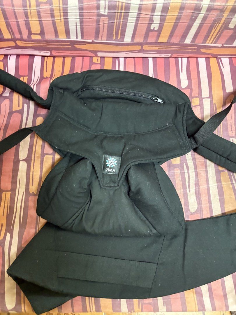 Zima Carrier (Category: Carriers & Slings) located in Quezon City. Submitted by alexiszowie (Listing ID 1460557059, Image 1). Description: Used once for trial lang sa baby ko kaso ayaw niya fussy siya pag nasa carrier natambak na lang siya. Price still negotiable.