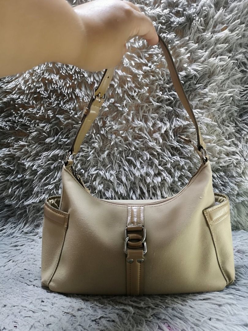 Zipper Closure Silver Tone Buckle Accent Shoulder Bag (Category: Shoulder Bags) located in Santa Cruz. Submitted by jmy_surplus.2 (Listing ID 1460590544, Image 2). Description: Size ; L - 8 W - 12 Color ; Beige Type ; Shoulder Bag Brand ; No brand Material ; Nylon Style ; Beige Zipper Closure Shoulder Bag LR 167 JMY 1 Batch #219.