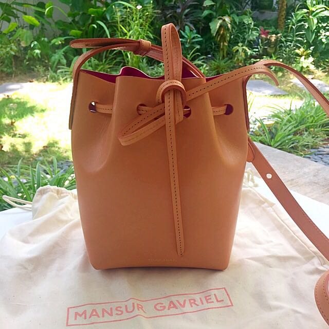 Review: Mansur Gavriel Mini Bucket Bag Camello/Dolly